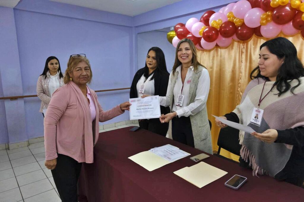 Culminan curso de aplicación de uñas alumnas del CEDIF Nuevo Laredo