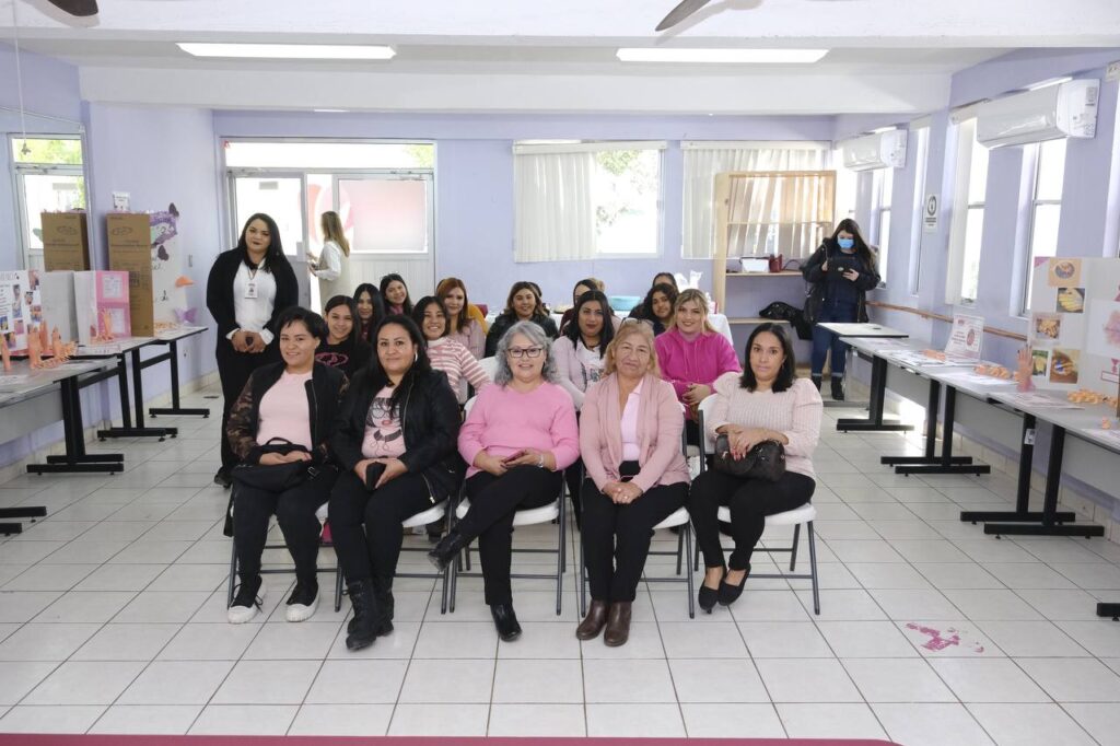 Culminan curso de aplicación de uñas alumnas del CEDIF Nuevo Laredo