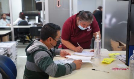 Inicia entrega de tarjetas bancarias de becas UNE a rezagados