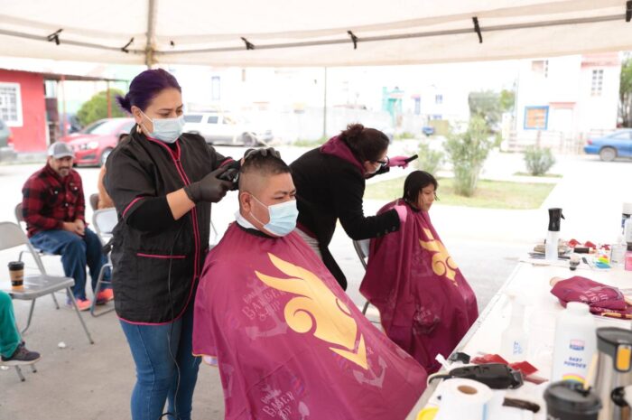 Aprovechan vecinos de la colonia Valles del Paraíso servicios en brigada mixta