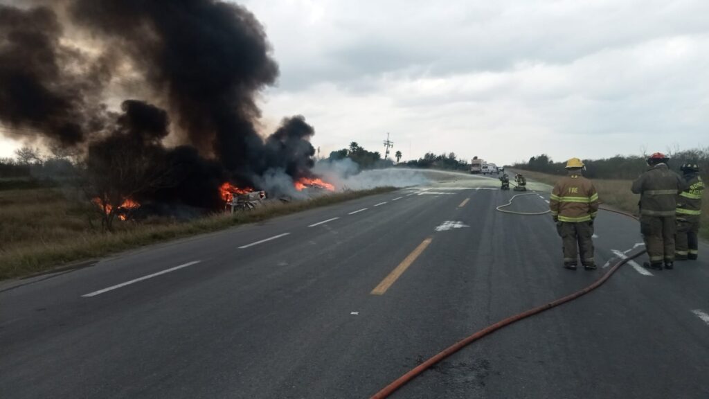 Vuelca pipa en la Matamoros-Reynosa; muere calcinado el chofer y hay 3 heridos