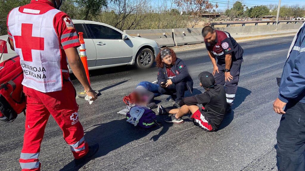 Se accidentan pareja y menor en motocicleta en Nuevo Laredo