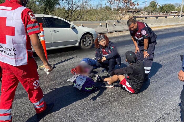 Se accidentan pareja y menor en motocicleta en Nuevo Laredo