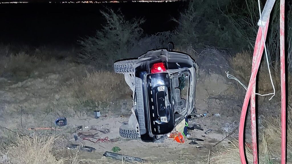 Conductor sobrevive a volcadura en Nuevo Laredo