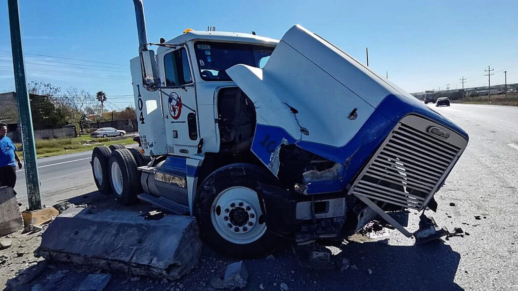 Trailero causa choque múltiple en Nuevo Laredo