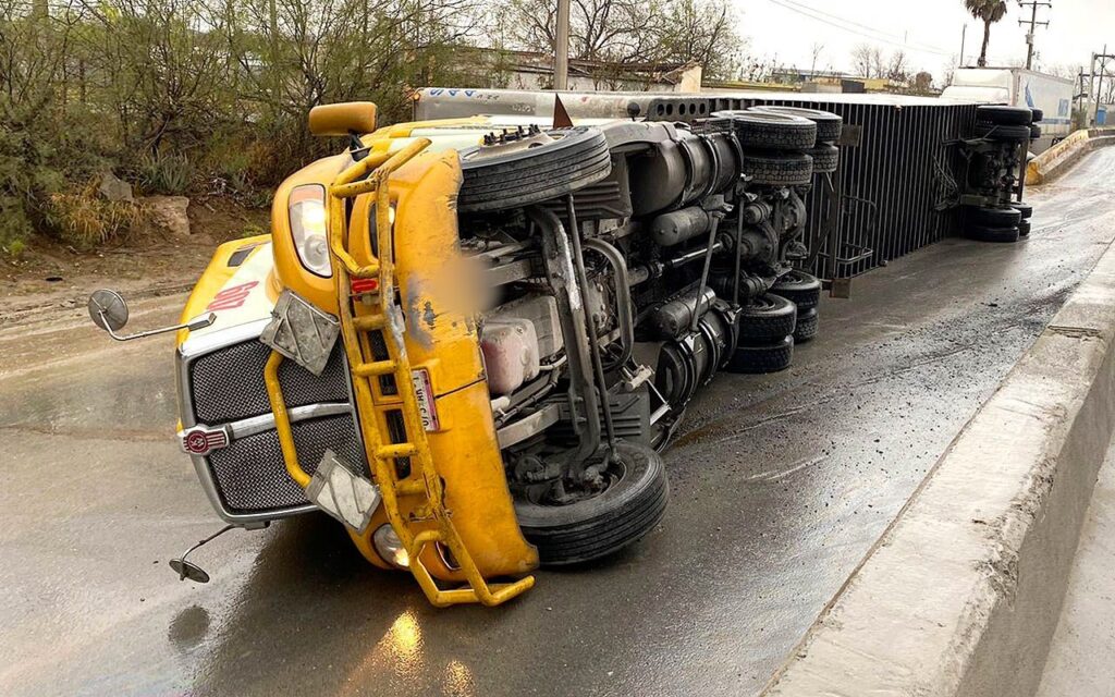 Chofer de tráiler resulta herido tras accidente en Nuevo Laredo