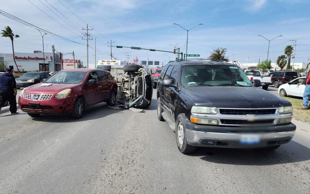 Choque con volcadura en Nuevo Laredo deja una persona herida