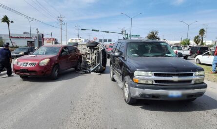 Choque con volcadura en Nuevo Laredo deja una persona herida