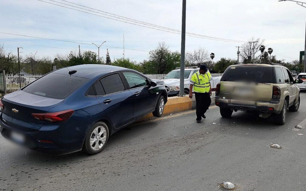 Choque en Nuevo Laredo provoca que coche trepe a camellón