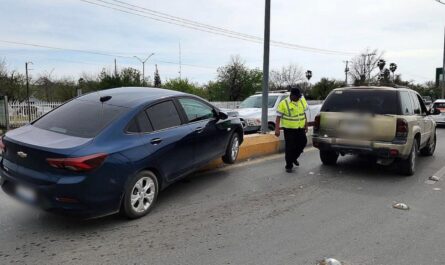 Choque en Nuevo Laredo provoca que coche trepe a camellón