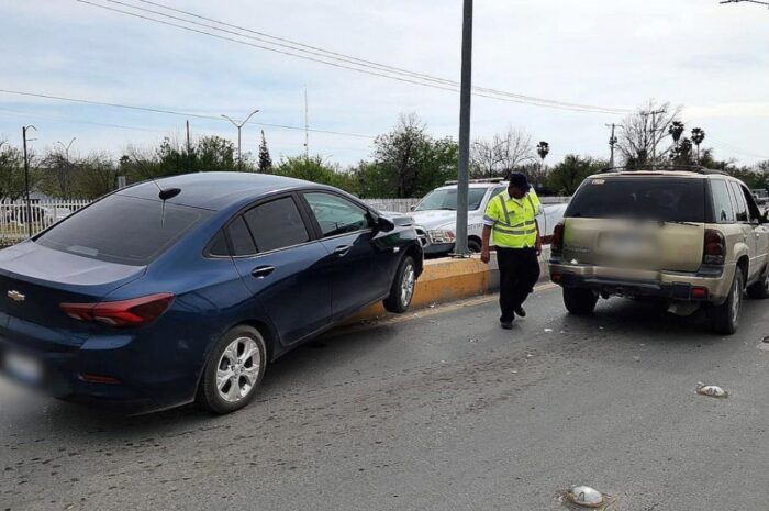 Choque en Nuevo Laredo provoca que coche trepe a camellón