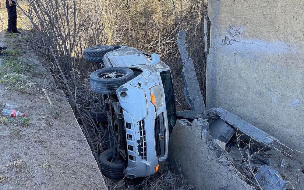 Hombre huye tras sufrir volcadura en Nuevo Laredo