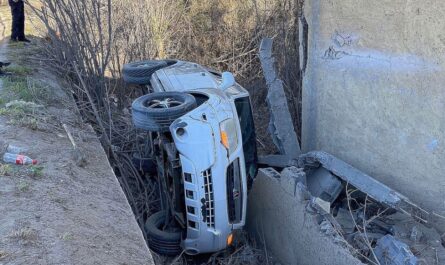 Hombre huye tras sufrir volcadura en Nuevo Laredo