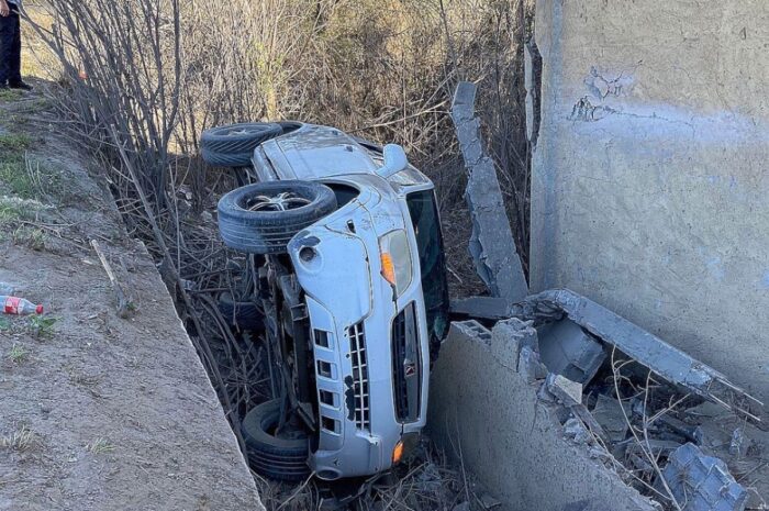 Hombre huye tras sufrir volcadura en Nuevo Laredo