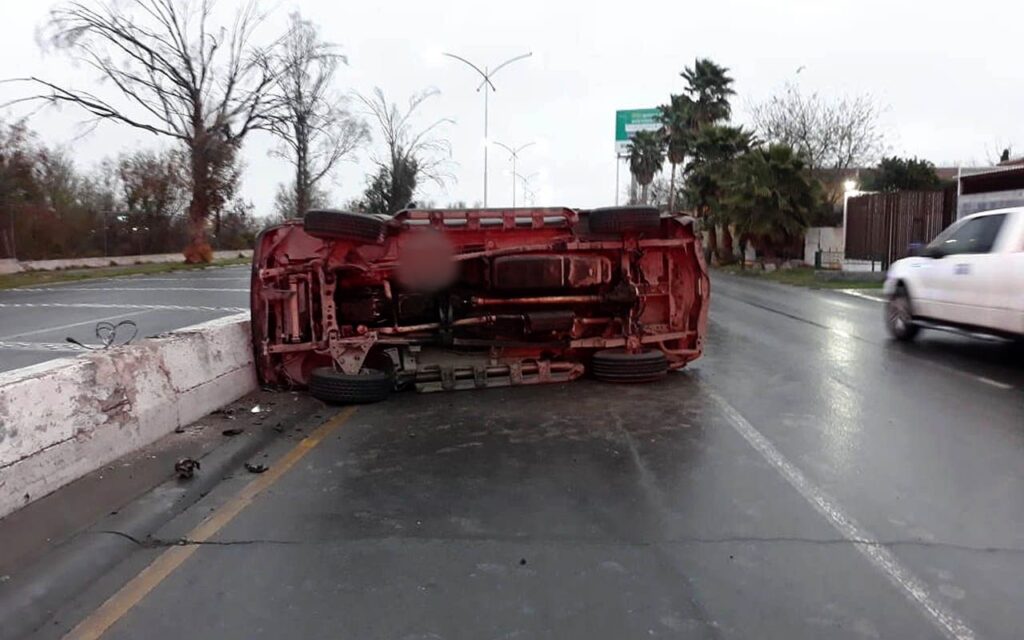 Resulta ileso tras volcarse en Nuevo Laredo