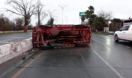 Resulta ileso tras volcarse en Nuevo Laredo