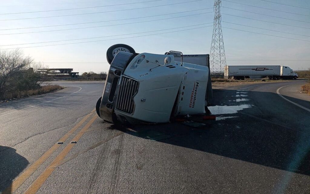 Tráiler vuelca en Nuevo Laredo y chofer resulta ileso