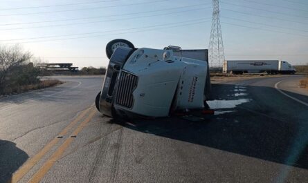 Tráiler vuelca en Nuevo Laredo y chofer resulta ileso