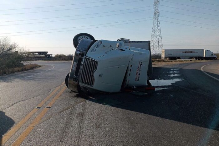 Tráiler vuelca en Nuevo Laredo y chofer resulta ileso