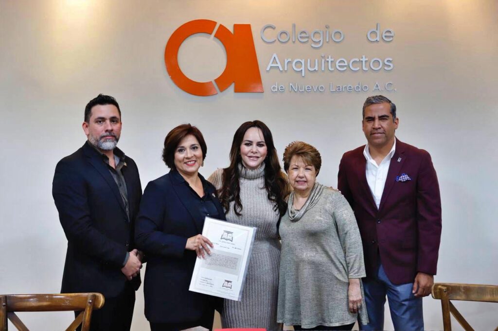 Entrega alcaldesa escrituras a Colegio de Arquitectos de Nuevo Laredo en su 48 aniversario