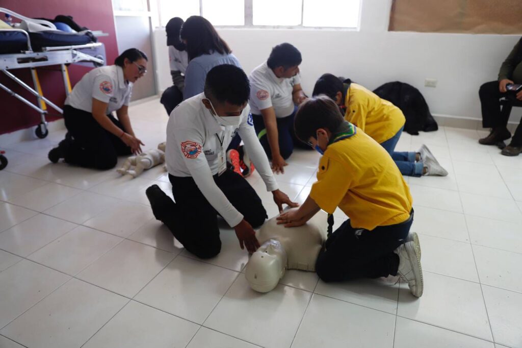 Aprenden niños scouts primeros auxilios en Protección Civil de Nuevo Laredo