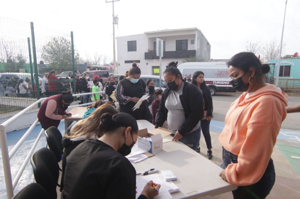 Acuden decenas de ciudadanos a vacunarse contra COVID-19 a la colonia Palmares