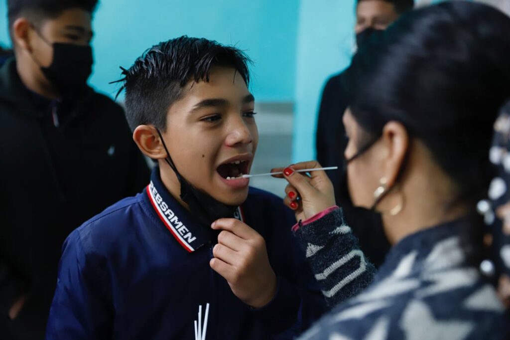 Atienden a estudiantes de primaria Enrique Rebsamen con brigada de salud municipal