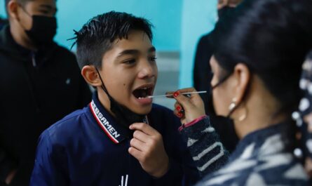 Atienden a estudiantes de primaria Enrique Rebsamen con brigada de salud municipal