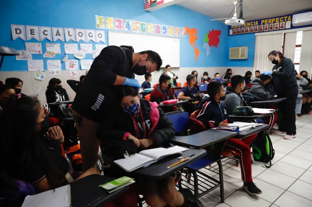 Atienden a estudiantes de primaria Enrique Rebsamen con brigada de salud municipal