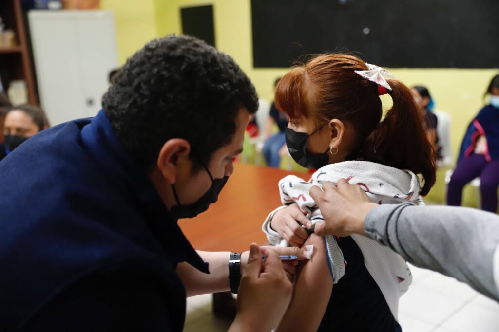 Atienden a estudiantes de primaria Enrique Rebsamen con brigada de salud municipal