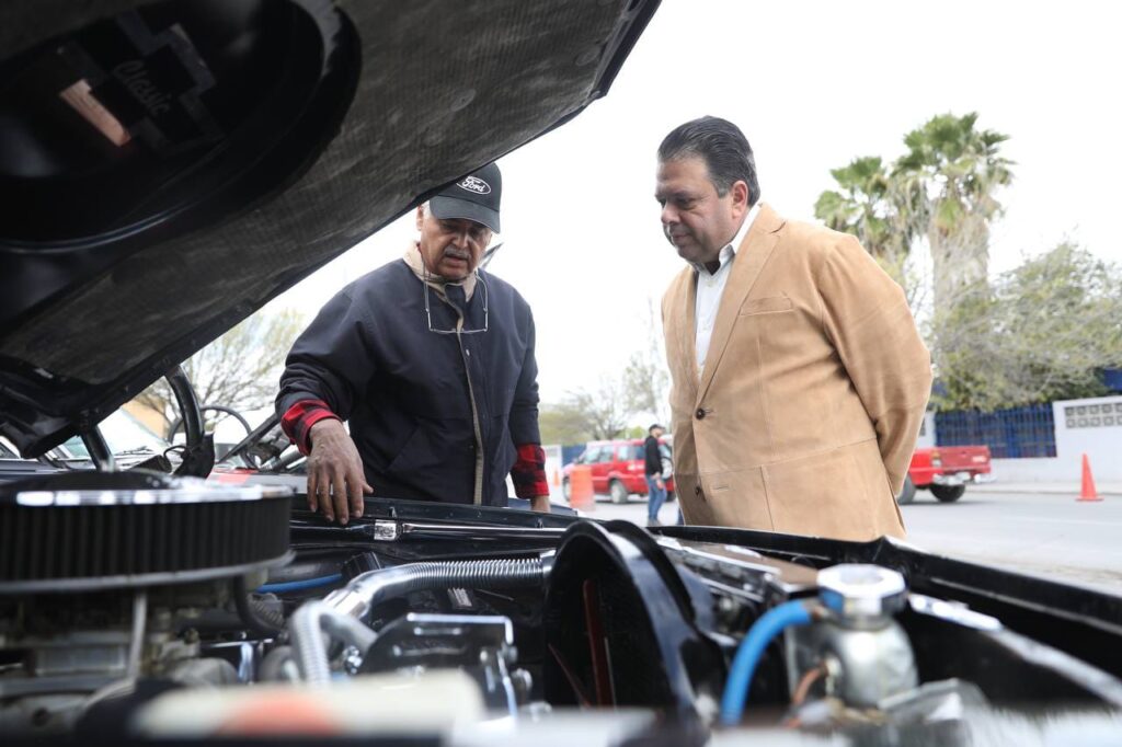 Recuerdan a Don Carlos Cantú Rosas con exposición de autos antiguos