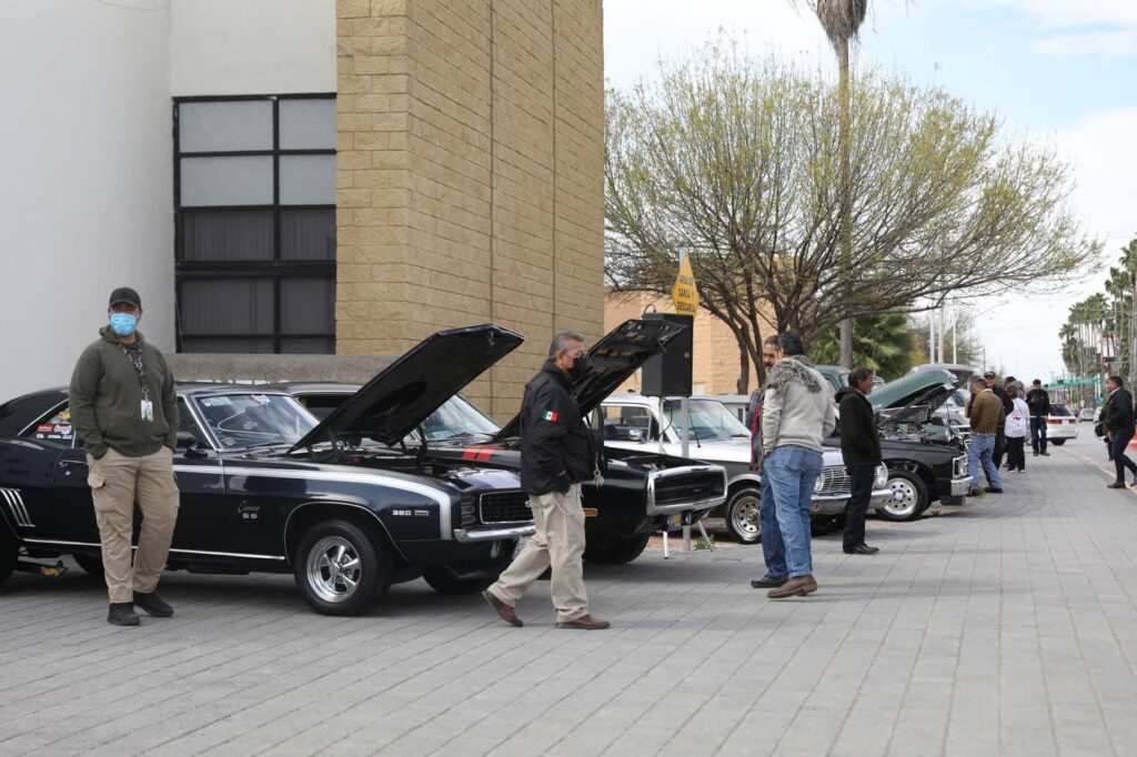 Recuerdan a Don Carlos Cantú Rosas con exposición de autos antiguos