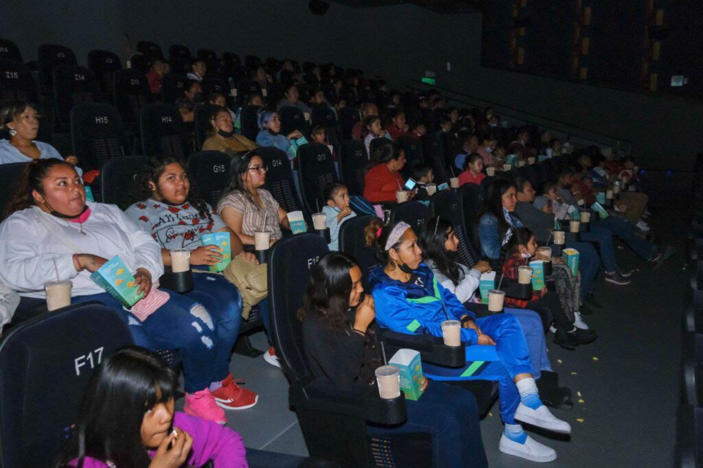 Disfrutan niños del DIF Nuevo Laredo función a cargo de Fundación Cinépolis