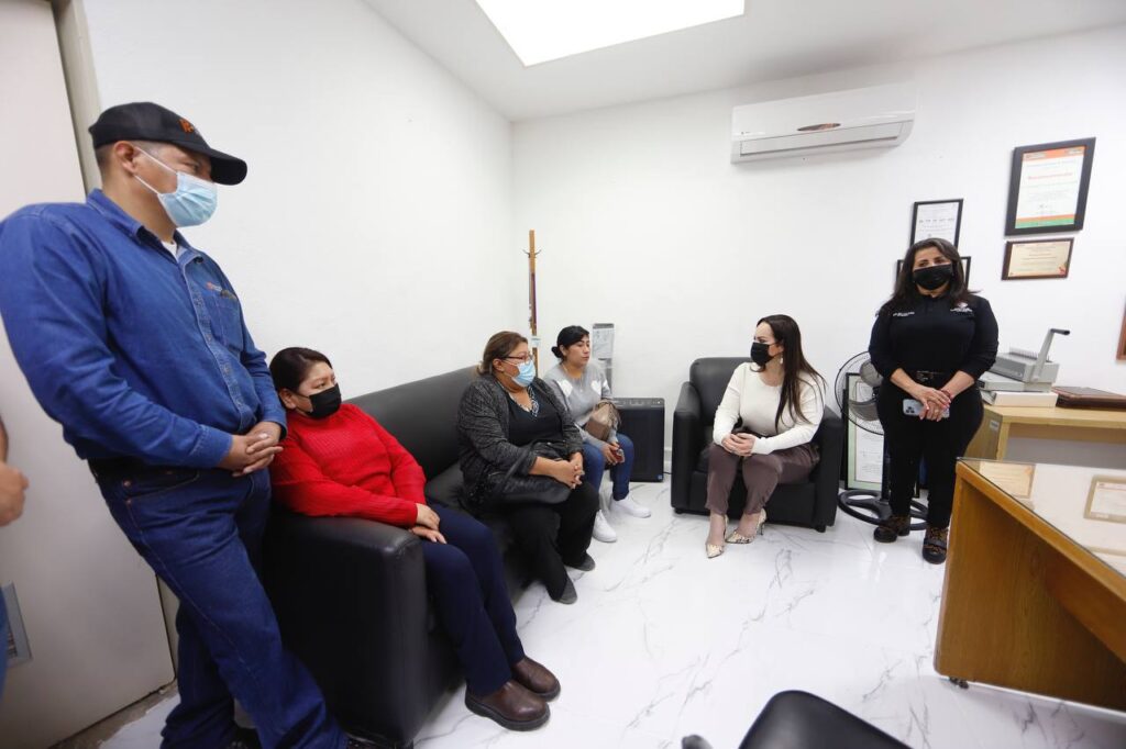 Apoya alcaldesa a familias de estudiantes afectados en accidente vial en Nuevo Laredo