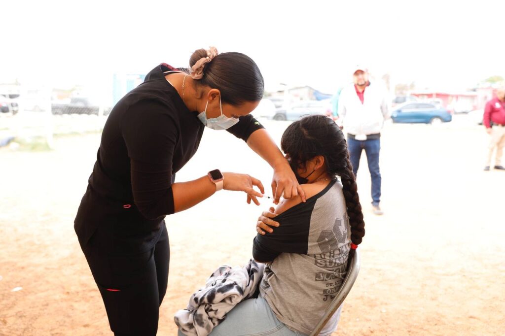 Vacunan a familias de la colonia Blanca Navidad contra COVID-19 en Nuevo Laredo