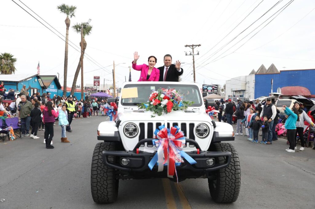 Alcaldesa de Nuevo Laredo participa en desfile por natalicio de George Washington