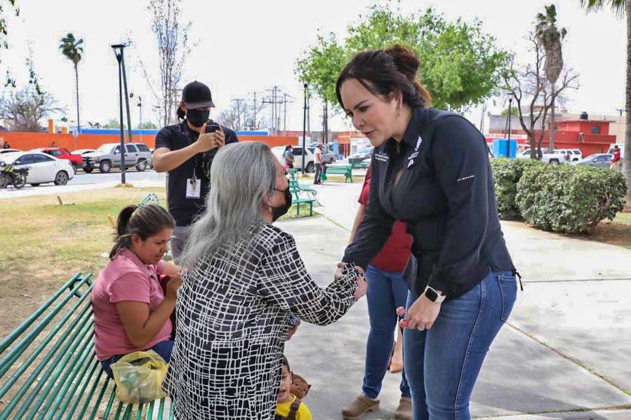 Alcaldesa Carmen Lilia Canturosas acerca vacunación contra COVID-19 a la población