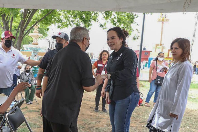 Alcaldesa Carmen Lilia Canturosas acerca vacunación contra COVID-19 a la población