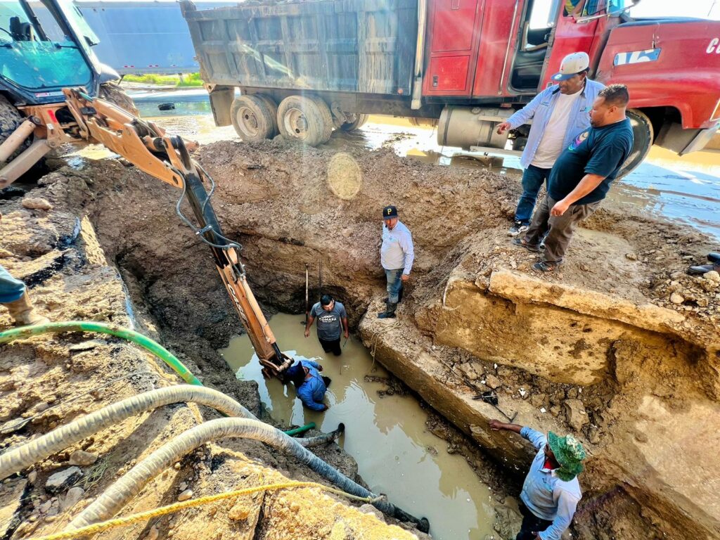 Concluye COMAPA Nuevo Laredo obras de reparación de tubo roto en Carretera Nacional y Puente Colosio