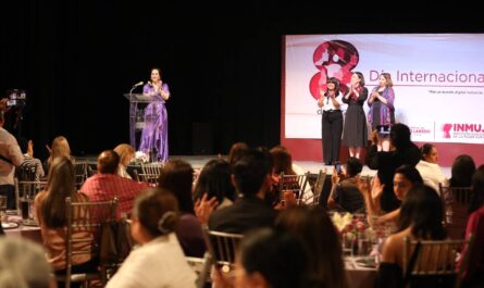 Entregan reconocimiento a mujeres destacadas de Nuevo Laredo por su labor humanitaria