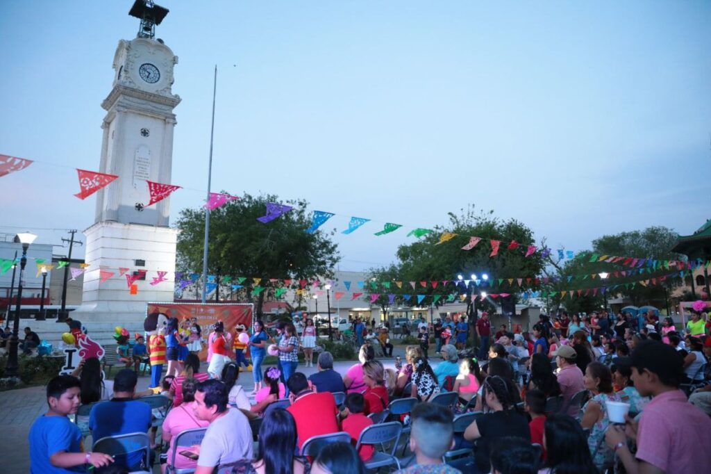 Disfrutan neolaredenses actividades artísticas en el Centro Histórico