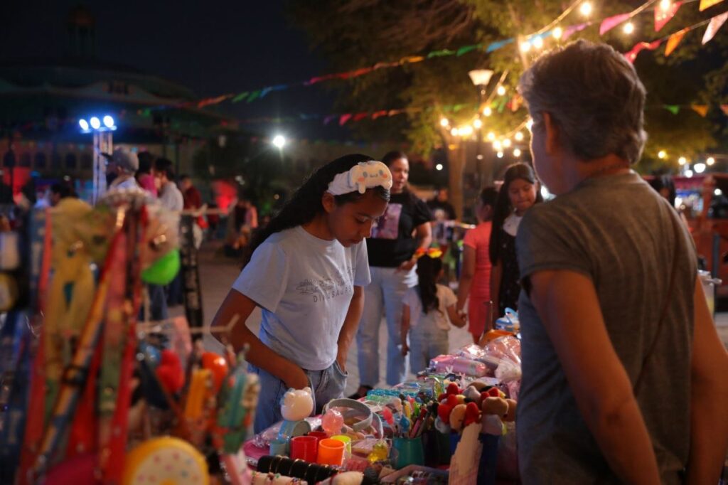 Disfrutan neolaredenses actividades artísticas en el Centro Histórico