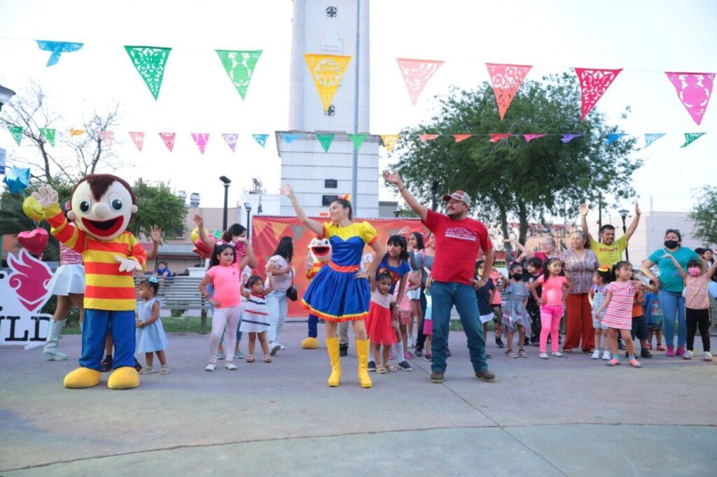 Disfrutan neolaredenses actividades artísticas en el Centro Histórico