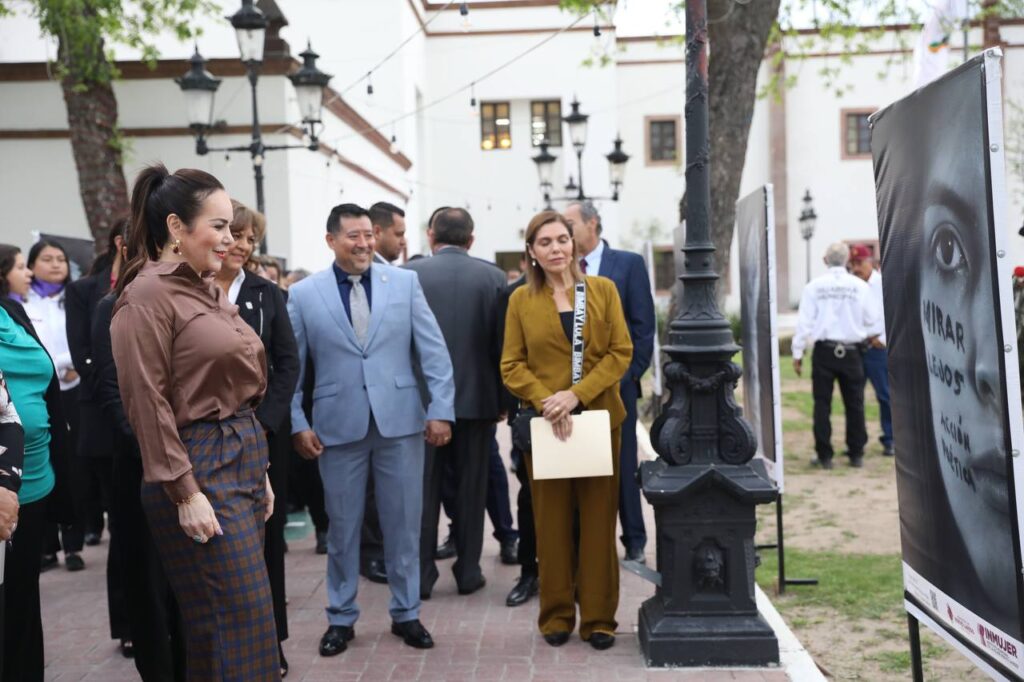 Montan exposición fotográfica “Partes de Mujeres Completas” en jardín de presidencia de Nuevo Laredo