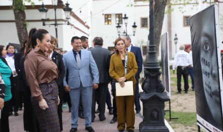 Montan exposición fotográfica “Partes de Mujeres Completas” en jardín de presidencia de Nuevo Laredo