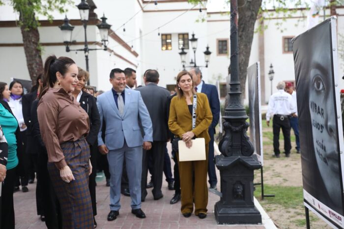 Montan exposición fotográfica “Partes de Mujeres Completas” en jardín de presidencia de Nuevo Laredo