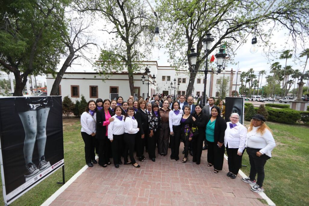 Montan exposición fotográfica “Partes de Mujeres Completas” en jardín de presidencia de Nuevo Laredo