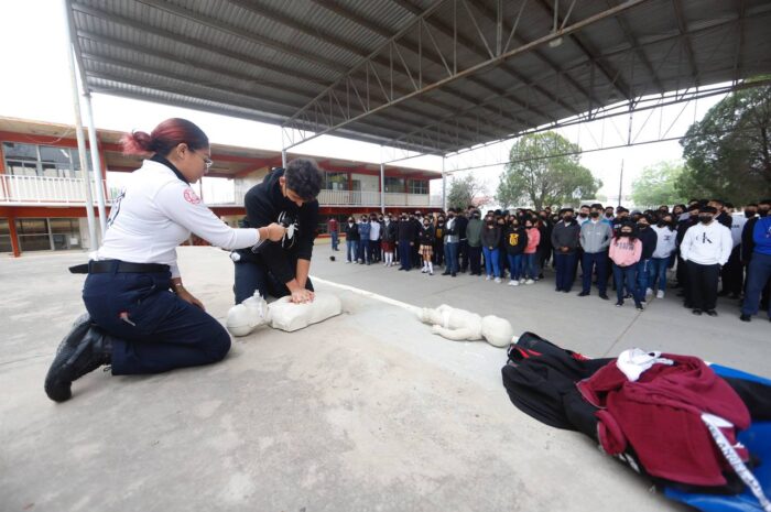 Aprenden estudiantes de prepa uno técnicas de primeros auxilios a través de “Ruta Joven”