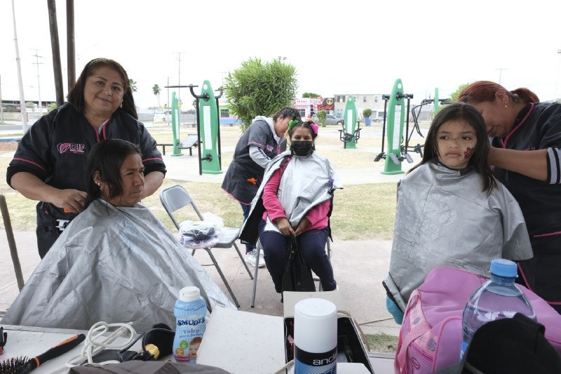 Acuden vecinos de El Progreso a brigada Tocando Corazones