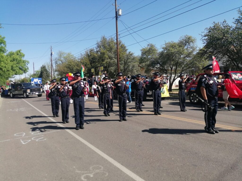 Participa banda de guerra y escolta de prepa municipal en Desfile Internacional